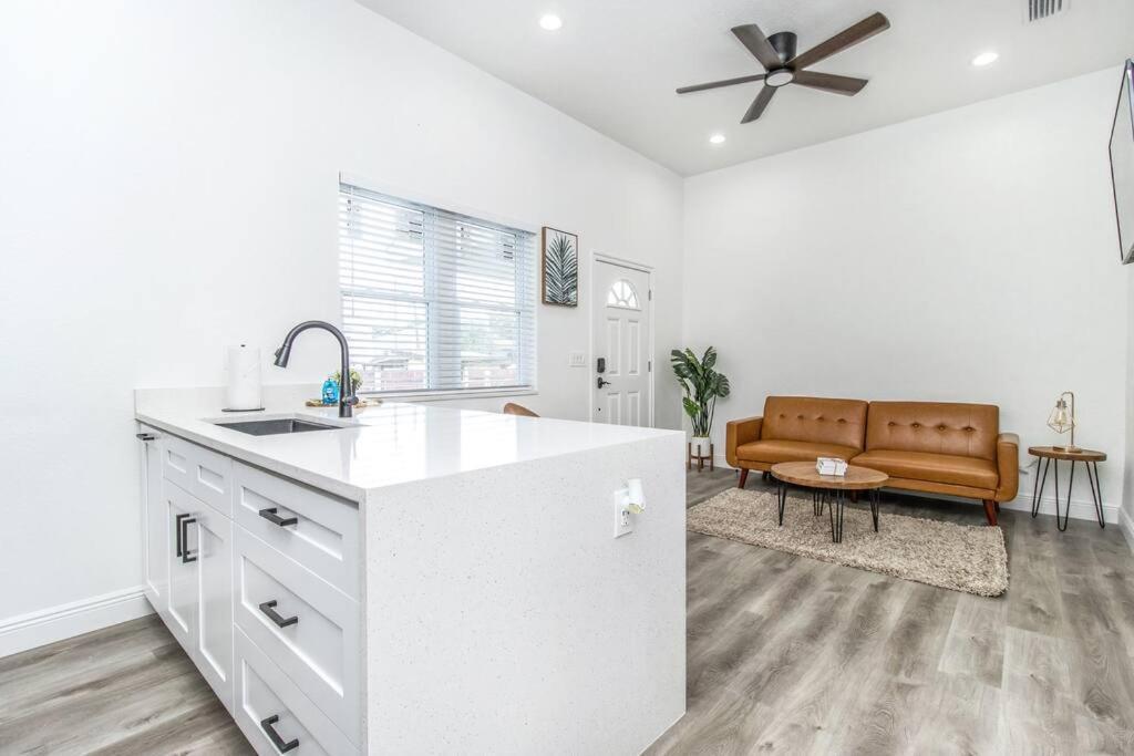 2Br Spacious House In Heart Of West Tampa Extérieur photo